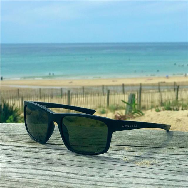Super content de rejoindre la team @mundakaoptic et de représenter une marque éthique,  et familiale 😎!!
Je suis paré pour l’été avec des lunettes solides, stylées et hyper quali 🔥 

Milesker @mundakaoptic 🙏🏼
